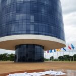 Edifício da secretaria de cultura em Brasília com decorações de carnaval e documentos, sob críticas de opacidade no DF Folia 2026.