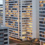 Edifício da CLDF em Brasília com símbolos de burocracia fiscal para lei que encarece ITBI no Distrito Federal.