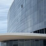 Edifício da Câmara Legislativa do DF em Brasília sob céu nublado, representando crise política e pedidos de impeachment.