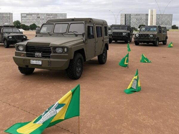 Viaturas do Batalhão de Choque da PM na Esplanada dos Ministérios durante repressão a marcha bolsonarista no DF.