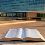 Fachada da CLDF em Brasília com Bíblia aberta, simbolizando reconhecimento como patrimônio e debate sobre laicidade do Estado.