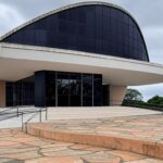 Edifício da CLDF em Brasília com rampa de acessibilidade quebrada, simbolizando falhas na inclusão de deficientes e autistas no DF.