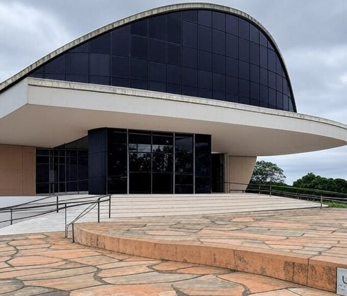 Edifício da CLDF em Brasília com rampa de acessibilidade quebrada, simbolizando falhas na inclusão de deficientes e autistas no DF.