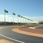 Pista da Corrida de Reis em Brasília com elementos de inclusão para atletas cegos e falhas na acessibilidade.