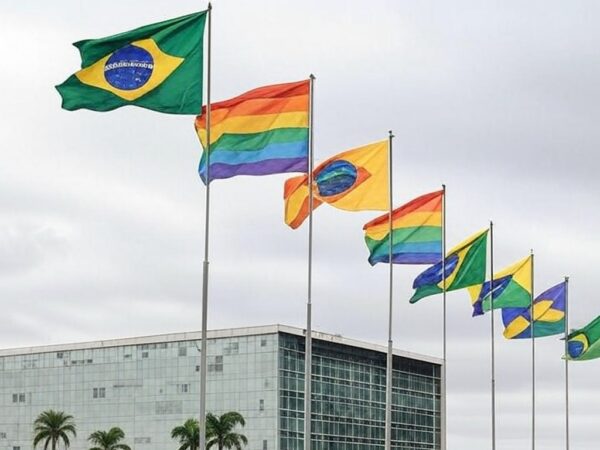 Fachada da Câmara Legislativa do DF em Brasília sob céu nublado, com bandeiras arco-íris, representando anúncio de programa com críticas ao apoio LGBTQIAPN+.
