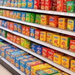 Prateleiras de supermercado em Brasília cheias de alimentos ultraprocessados como salgadinhos e refrigerantes.