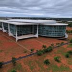Sede da CLDF em Brasília com céu nublado, representando lei controversa de hidrogênio e dúvidas ambientais no DF.