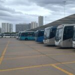 Estação de ônibus em Brasília com veículos parados, ilustrando atrasos no transporte público do DF.