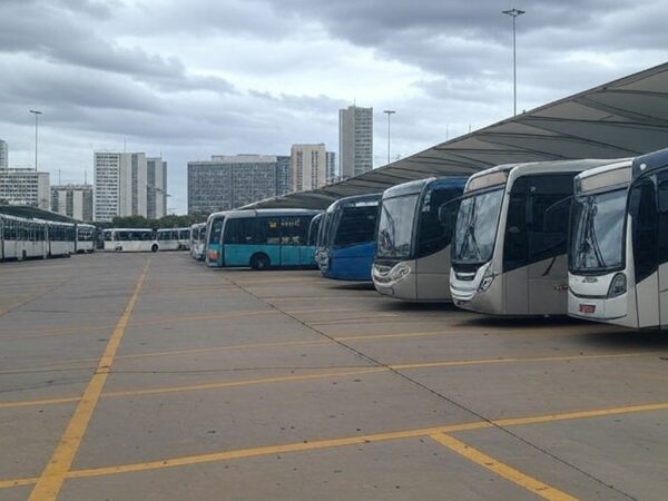Estação de ônibus em Brasília com veículos parados, ilustrando atrasos no transporte público do DF.