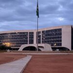 Edifício do TJDFT em Brasília com bandeira a meio mastro, simbolizando luto pela morte de desembargador.