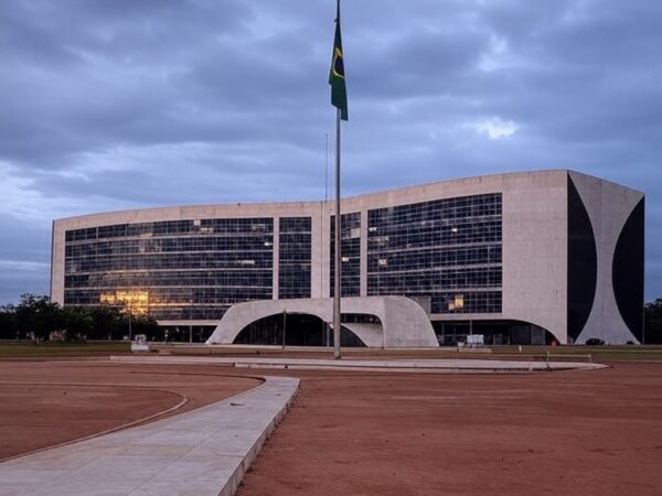 Edifício do TJDFT em Brasília com bandeira a meio mastro, simbolizando luto pela morte de desembargador.
