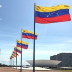 Bandeiras da Venezuela em Brasília simbolizando celebração de exilados pela prisão de Maduro.