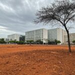 Vista de Brasília mostrando contrastes ambientais: áreas arborizadas e regiões degradadas no DF.