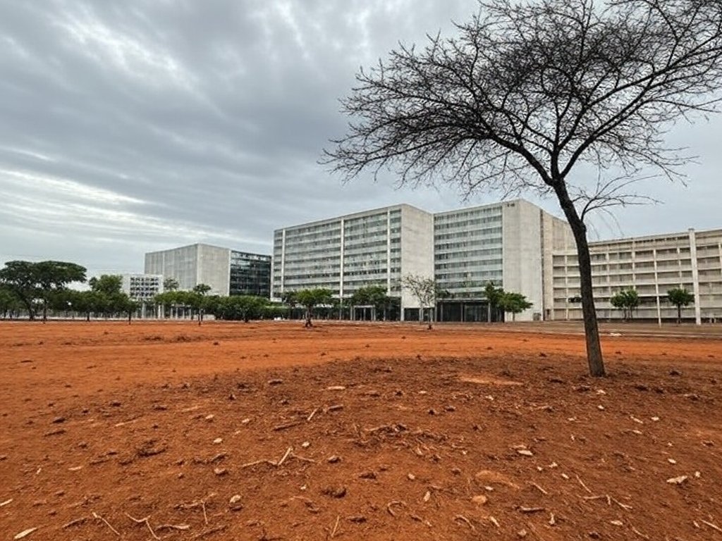 Vista de Brasília mostrando contrastes ambientais: áreas arborizadas e regiões degradadas no DF.