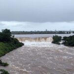 Reservatório do Descoberto transbordando no Distrito Federal, expondo fragilidades hídricas em barragem e paisagem do Planalto Central.