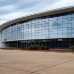 Vista da Esplanada dos Ministérios em Brasília com edifícios vazios, representando folga de servidores e sobrecarga nos cofres públicos.