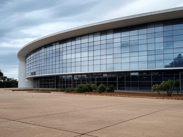 Vista da Esplanada dos Ministérios em Brasília com edifícios vazios, representando folga de servidores e sobrecarga nos cofres públicos.