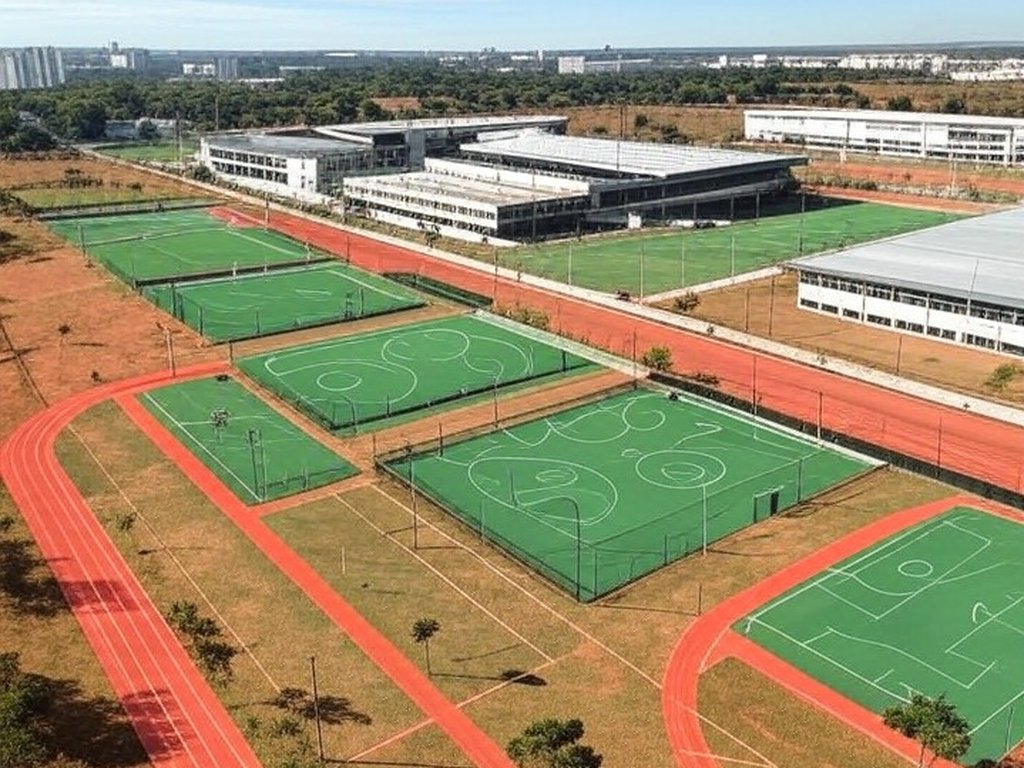 Complexo esportivo no DF com quadras e campos para modalidades esportivas gratuitas.