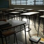 Sala de aula vazia e desorganizada em escola pública de Brasília, ilustrando instabilidade na educação do DF após aprovação de extensão de mandatos.