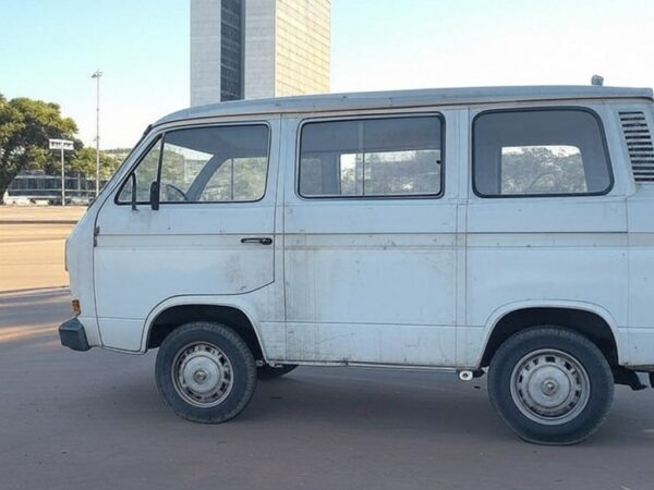 Van escolar irregular em rua de Brasília, com sinalização do Detran-DF e Congresso Nacional ao fundo.