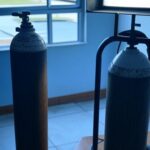 Aparelho de oxigenoterapia em casa no DF, com cabos elétricos e medidor, ilustrando custos de energia para pacientes.