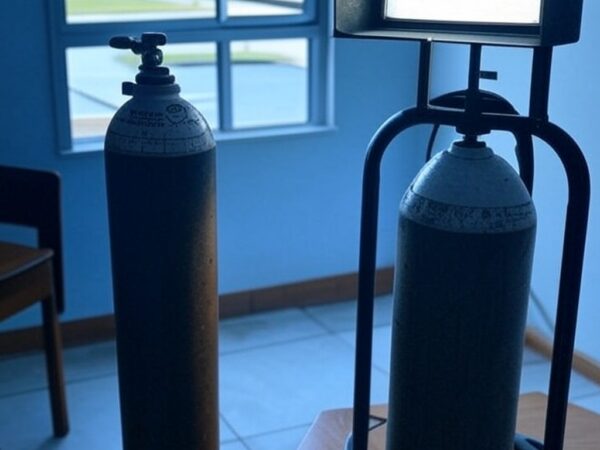 Aparelho de oxigenoterapia em casa no DF, com cabos elétricos e medidor, ilustrando custos de energia para pacientes.