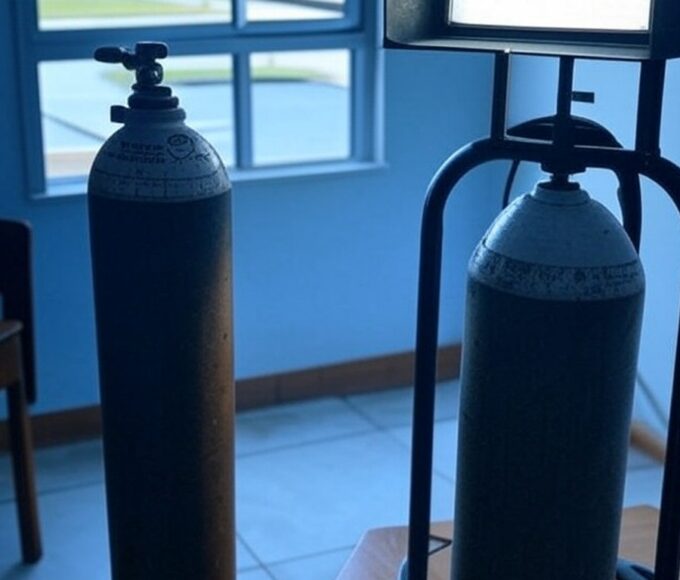 Aparelho de oxigenoterapia em casa no DF, com cabos elétricos e medidor, ilustrando custos de energia para pacientes.