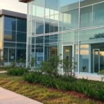 Fachada de centro de atenção psicossocial 24h no Gama, DF, com investimento de R$ 3,5 milhões pelo GDF, questionando suficiência até 2026.