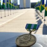 Medalha do Exército Brasileiro em cerimônia, representando premiação e debates sobre igualdade de gênero no Brasil.