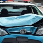 Viatura oficial brasileira acidentada em rua urbana, simbolizando indenizações estatais e sobrecarga financeira pública.