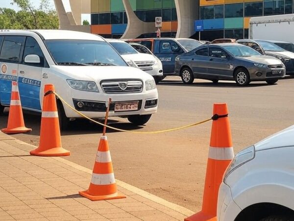 Viaturas do Detran-DF em rua de Brasília com placas de educação no trânsito.