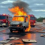 Van incendiada na DF-130 em Planaltina, com bombeiros e falhas em segurança viária no Distrito Federal.