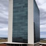 Edifícios e terrenos em Brasília representando polêmica com imóveis da Terracap para servidores do DF.