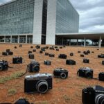 Fachada da CLDF em Brasília com câmera abandonada, representando frustração no concurso Brasília Sob Lentes.