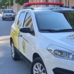 Viatura da polícia em rua de Aracaju, com tornozeleira eletrônica no chão, representando prisão de foragido e falhas no monitoramento.