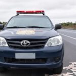Viatura da PRF na BR-020 com pacotes de dinheiro apreendido, destacando brechas na fiscalização rodoviária no Brasil.