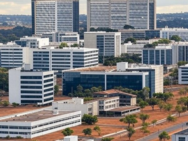 Vista de edifícios comerciais em Brasília representando avanços em governança e desafios econômicos no comércio do DF.