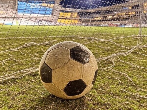 Campo de futebol no Distrito Federal com bola na rede, representando vitória no Candangão.