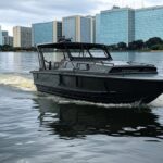 Barco dos bombeiros no Lago Paranoá durante operação de resgate em Brasília.