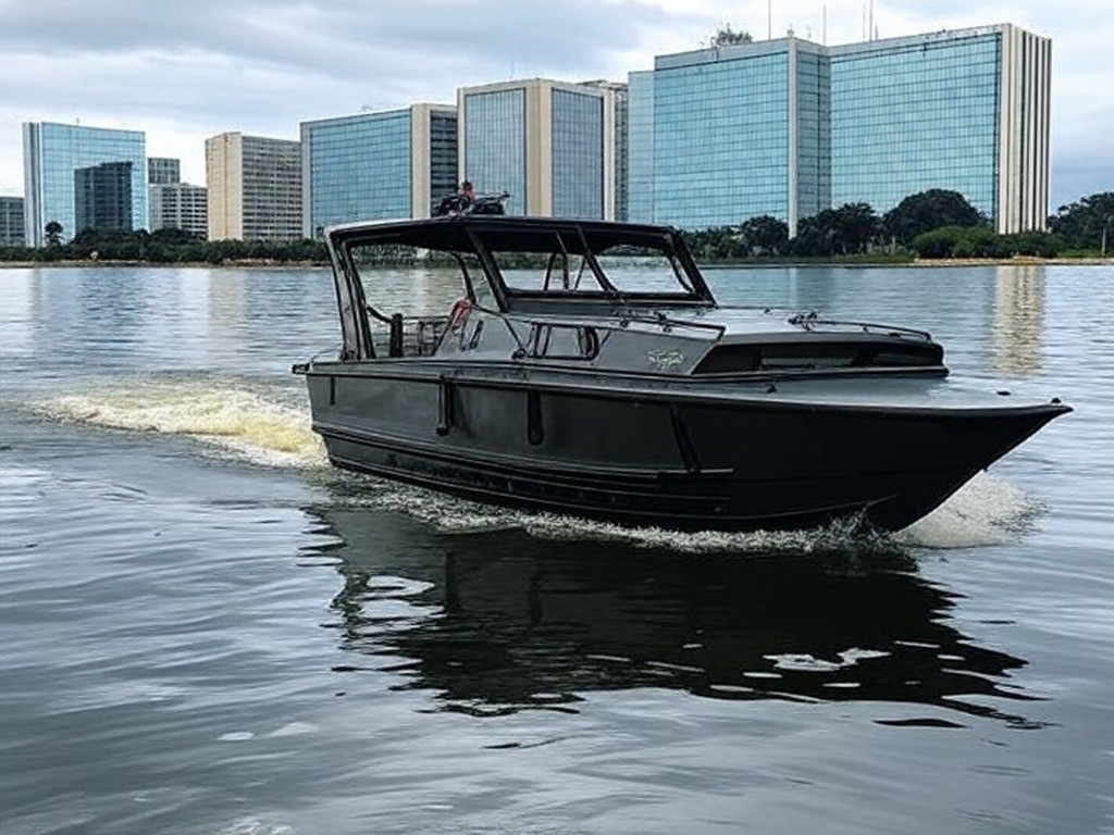 Barco dos bombeiros no Lago Paranoá durante operação de resgate em Brasília.