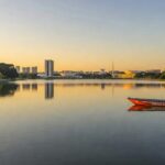 Vista do Lago Paranoá com barco de resgate dos bombeiros do DF, alertando sobre afogamentos.