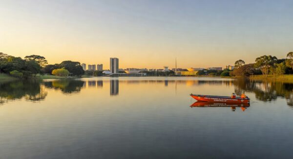 Vista do Lago Paranoá com barco de resgate dos bombeiros do DF, alertando sobre afogamentos.