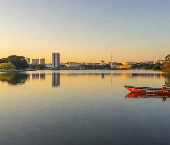 Vista do Lago Paranoá com barco de resgate dos bombeiros do DF, alertando sobre afogamentos.