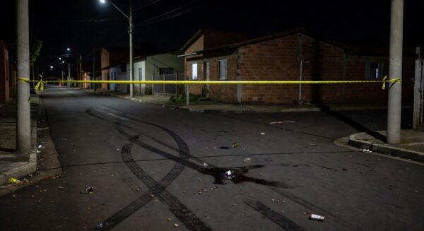 Rua em Sobradinho com fita de isolamento policial, indicando cena de briga fatal envolvendo jovem de 19 anos.