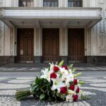 Buquê de flores em frente a cinema clássico no Rio de Janeiro, simbolizando luto pela morte do ator Robert Duvall, vencedor do Oscar e ícone de O Poderoso Chefão.