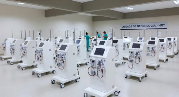Sala de nefrologia com máquinas de hemodiálise novas no Hospital de Taguatinga, Distrito Federal.