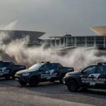 Viatura da PMDF em rua de Brasília com lata de spray de pimenta no chão, representando incidente policial no DF.