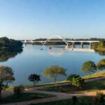 Lago Paranoá em Brasília com águas calmas e ponte ao fundo após carnaval, registrando 22 mil visitantes.