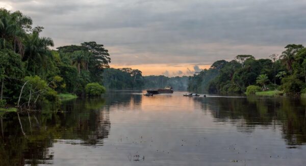 Vista do Rio Tapajós na Amazônia, com águas calmas e floresta preservada após revogação de decreto de privatização de hidrovias por protestos indígenas.