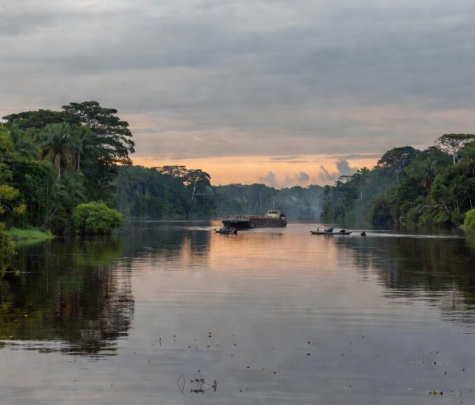Vista do Rio Tapajós na Amazônia, com águas calmas e floresta preservada após revogação de decreto de privatização de hidrovias por protestos indígenas.